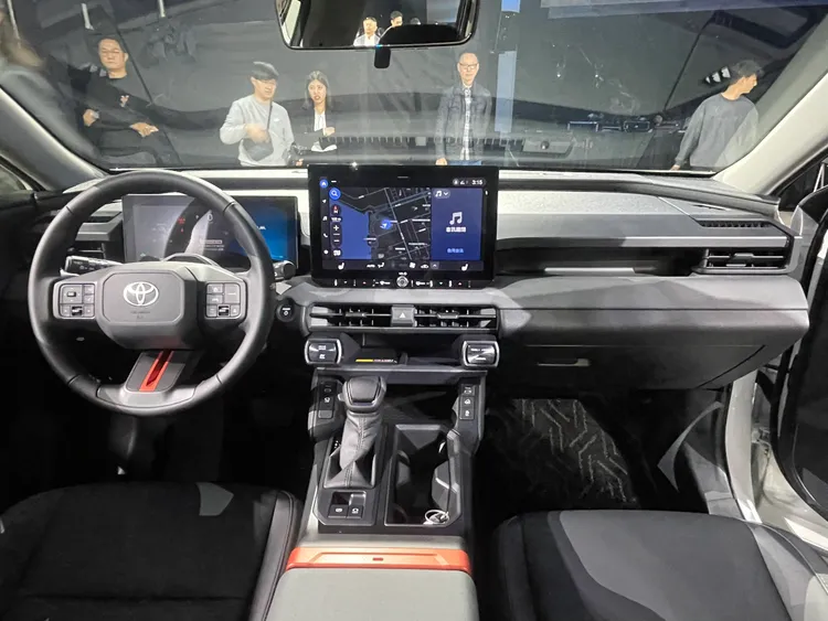 全新RAV4換上日本原廠懸浮式音響主機，整合空調與駕駛輔助相關設定。林浩昇攝