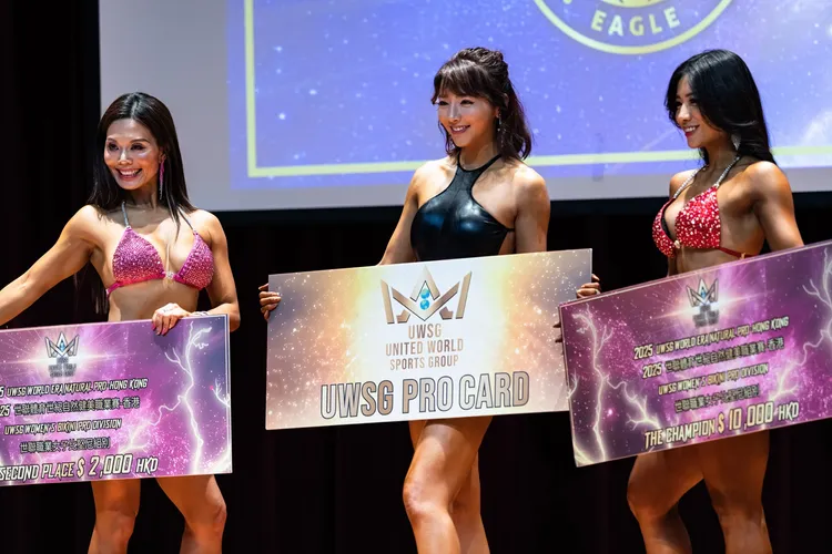 宋羽葤（中）取得進入職業健美比賽的入場券。世聯體育大會提供