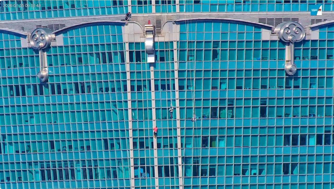 台北市象山的鏡頭君也以4k即時影像紀錄下Honnold攀登的過程。台北觀光即時影像YT