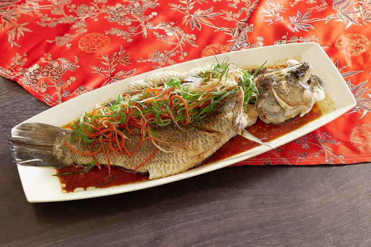 鉑麗安自助餐「清蒸海上鮮」以整尾鱸魚清蒸，呈現海魚鮮甜。JR東日本大飯店台北提供