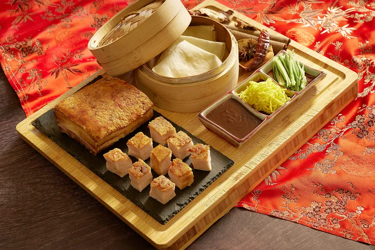 鉑麗安自助餐「秘製脆皮五花肉」，外層酥化、內裡柔潤，鹹香層次分明。JR東日本大飯店台北提供