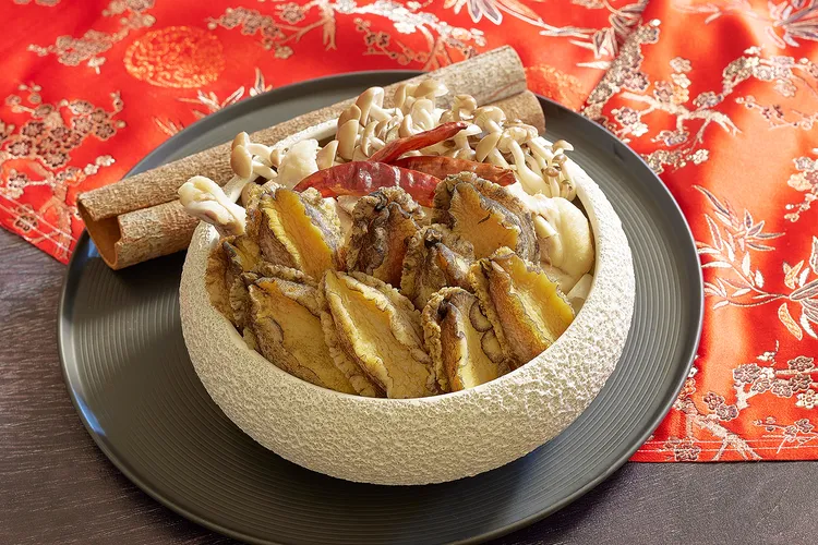 鉑麗安自助餐「鮑魚麻油雞湯」麻油香氣溫潤不燥，特別適合年節時分。JR東日本大飯店台北提供