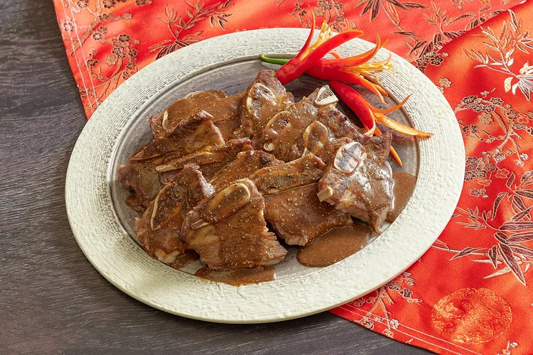 鉑麗安自助餐鐵板台料理「美國牛小排佐黑胡椒醬」，肉香與胡椒辛香交織廣受歡迎。JR東日本大飯店台北提供