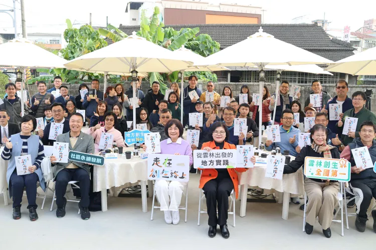 《走在創生的路上-從雲林出發的地方實踐》新書發表，縣長張麗善與創生夥伴們見證農業創生奇蹟。雲縣府提供