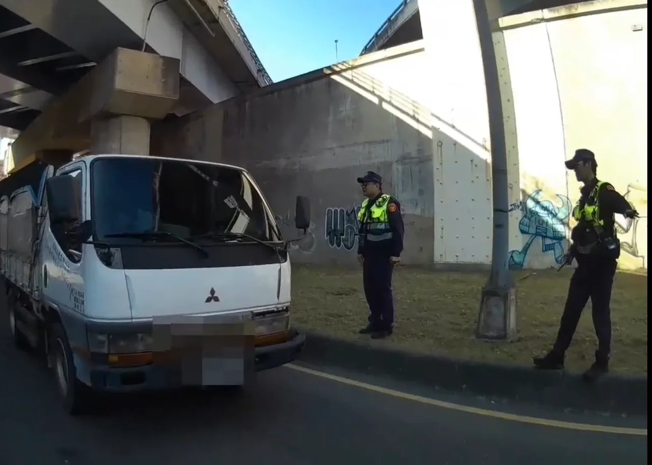 警方攔查可疑小貨車。翻攝畫面