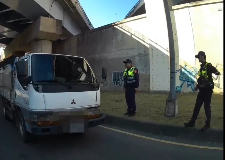警方攔查可疑小貨車。翻攝畫面
