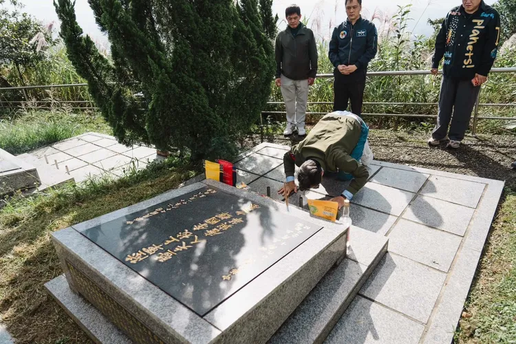 王根深下跪淚謝長官。王紹章會長提供