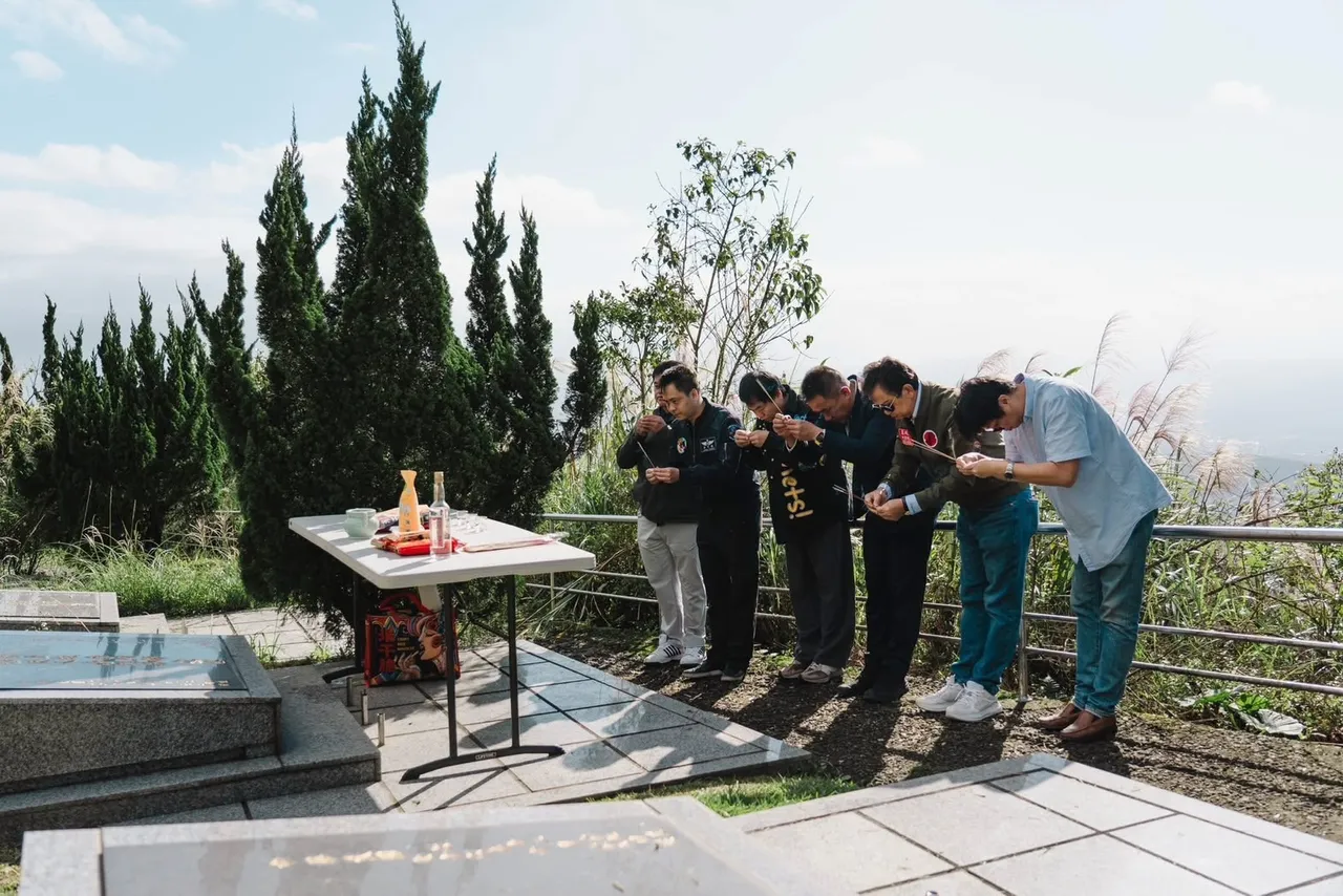 孤軍後代淚灑柯俊雄原型墓前。王紹章會長提