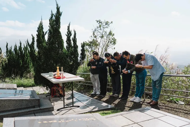 孤軍後代淚灑柯俊雄原型墓前。王紹章會長提