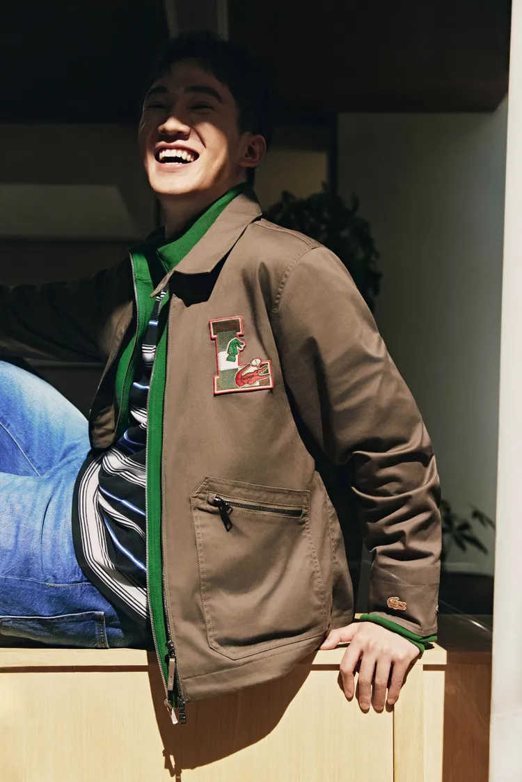 夾克胸口的L型圖案，呼應了棋盤上的「馬行棋步」。品牌提供