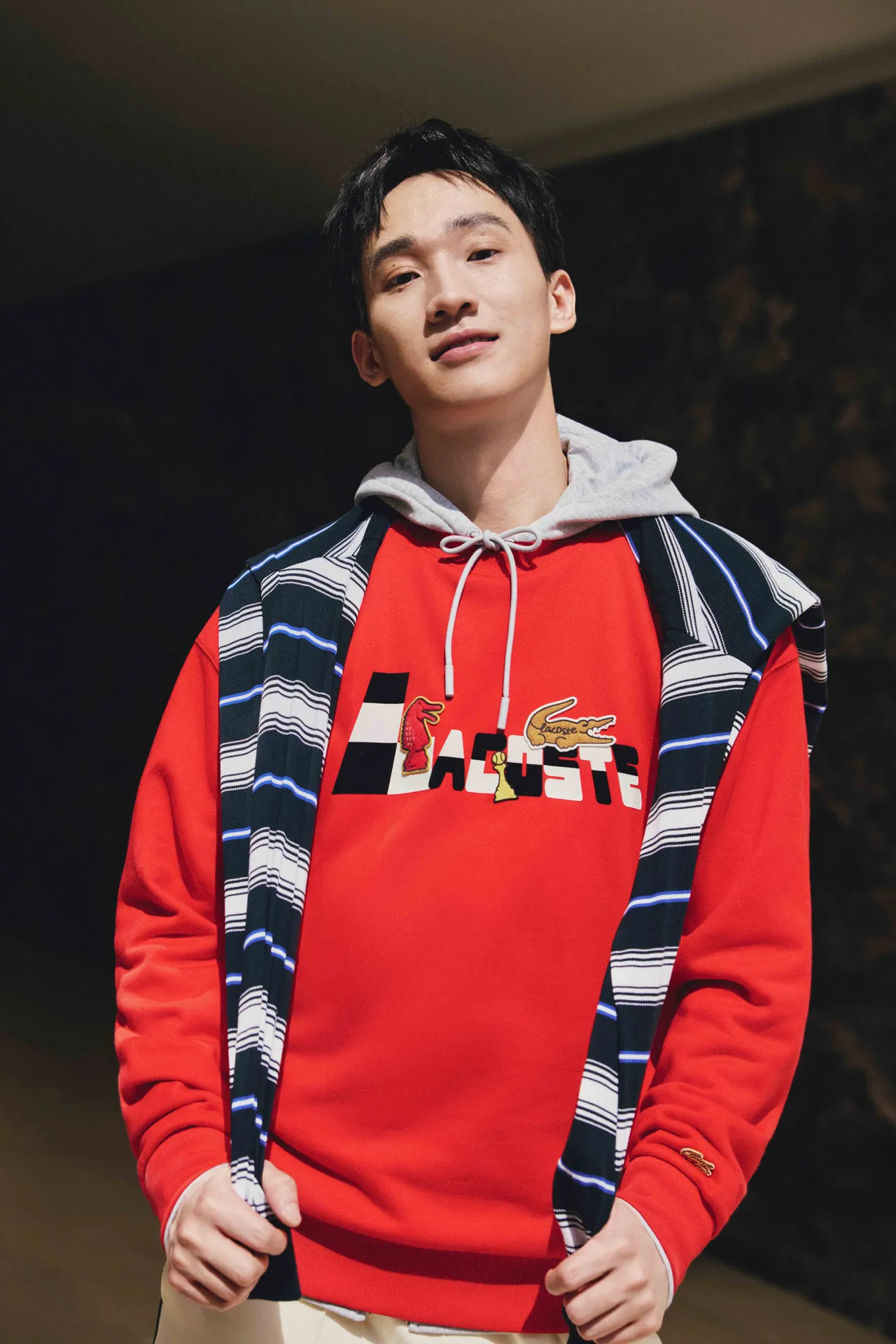 LACOSTE將象棋中的馬形棋子變為「鱷魚頭」，背景則是棋盤格紋。品牌提供