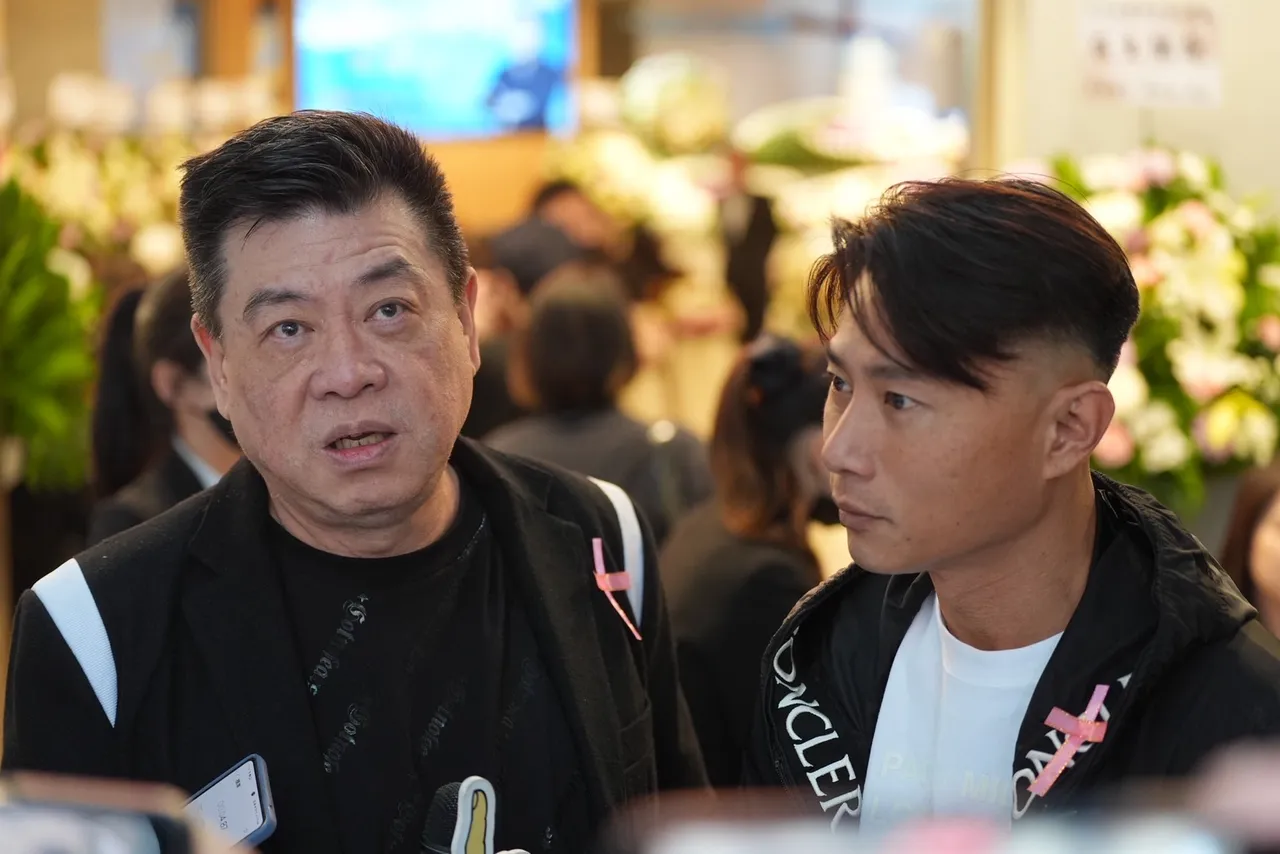 孫德榮（左）和小刀到場致哀。彭欣偉攝