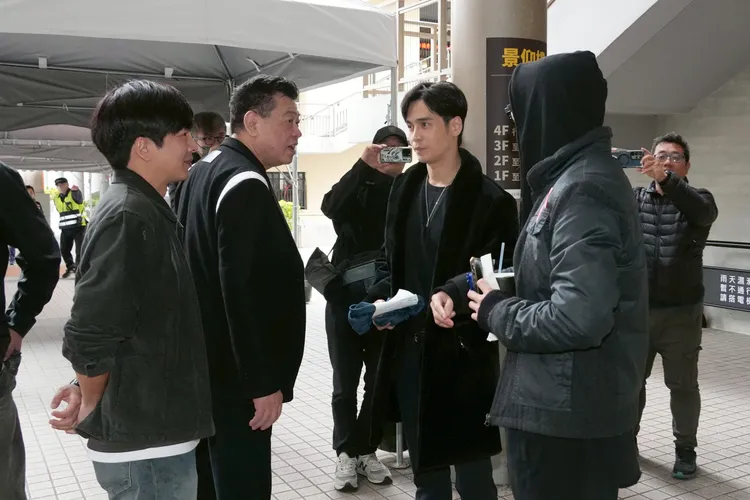 Gino（中）與孫德榮、Toro交談。彭欣偉攝