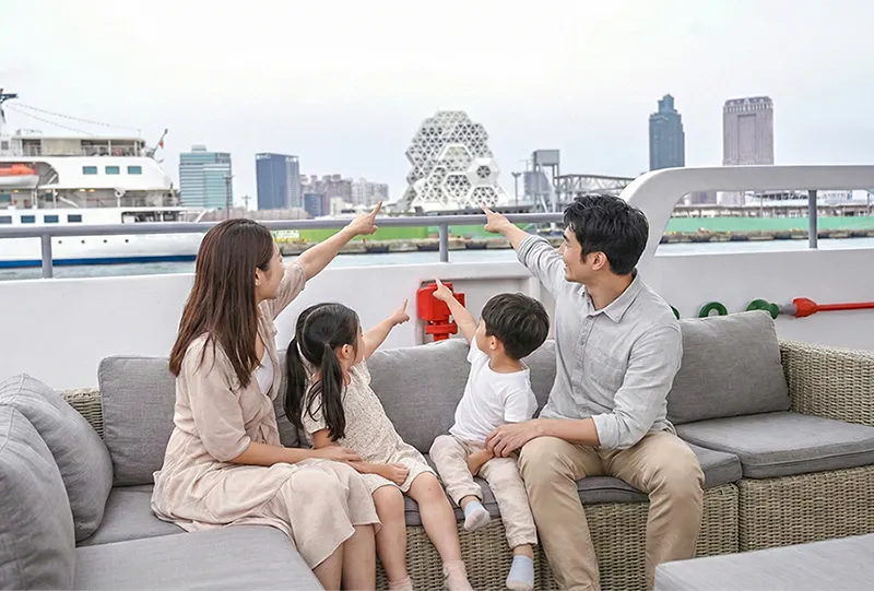 屆時登上遊艇，透過觀景窗或甲板視角，可近距離欣賞港區大型IP主題裝置。高雄福華大飯店提供