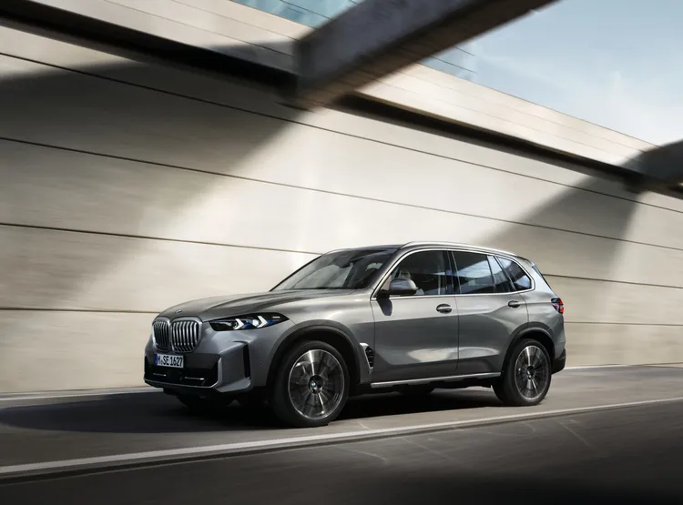 即日起凡於本月完成BMW X5與X6交車領牌，即可獲得1年乙式全險及3年／4萬公里原廠保養套裝。業者提供