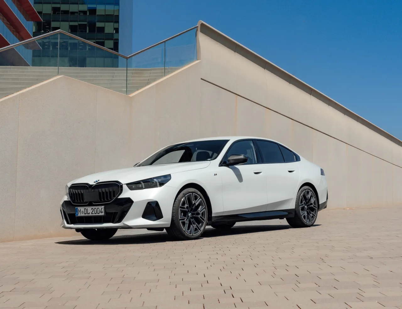 BMW 5系列提供彈性入主選擇，包含150萬元48期低利率專案，或低月付9,900元起的分期購車方案，另也提供3年租賃禮遇方案。業者提供