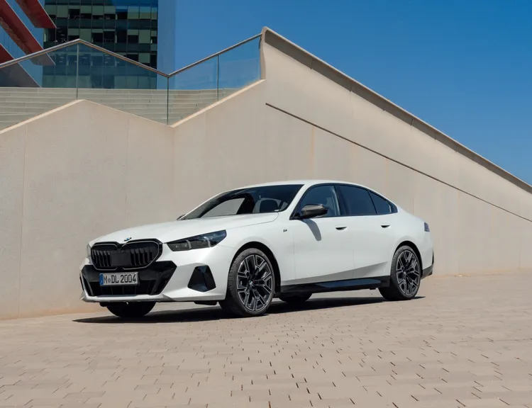 BMW 5系列提供彈性入主選擇，包含150萬元48期低利率專案，或低月付9,900元起的分期購車方案，另也提供3年租賃禮遇方案。業者提供