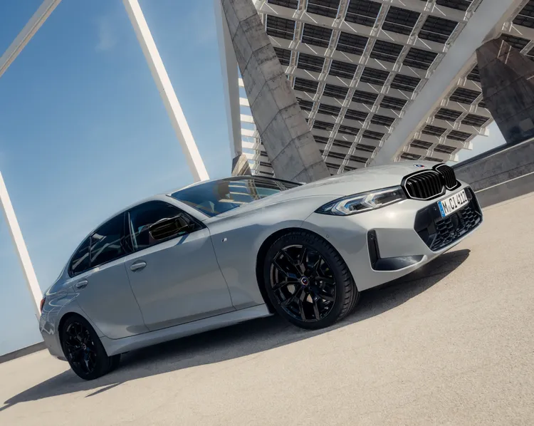 凡於本月完成BMW 3系列交車領牌，即可享3年4萬公里原廠保養套裝及原廠第4年延長保固，同時提供多元靈活的入主選擇，包括120萬元60期0利率專案，或低月付5,900元起分期購車優惠。業者提供