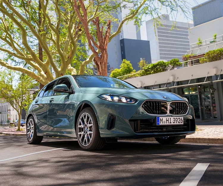 凡於本月完成BMW 1系列交車領牌，即可享3年4萬公里原廠保養套裝，同時提供多元靈活的入主選擇，包括100萬元60期0利率專案，或低月付5,900元起分期購車優惠。業者提供