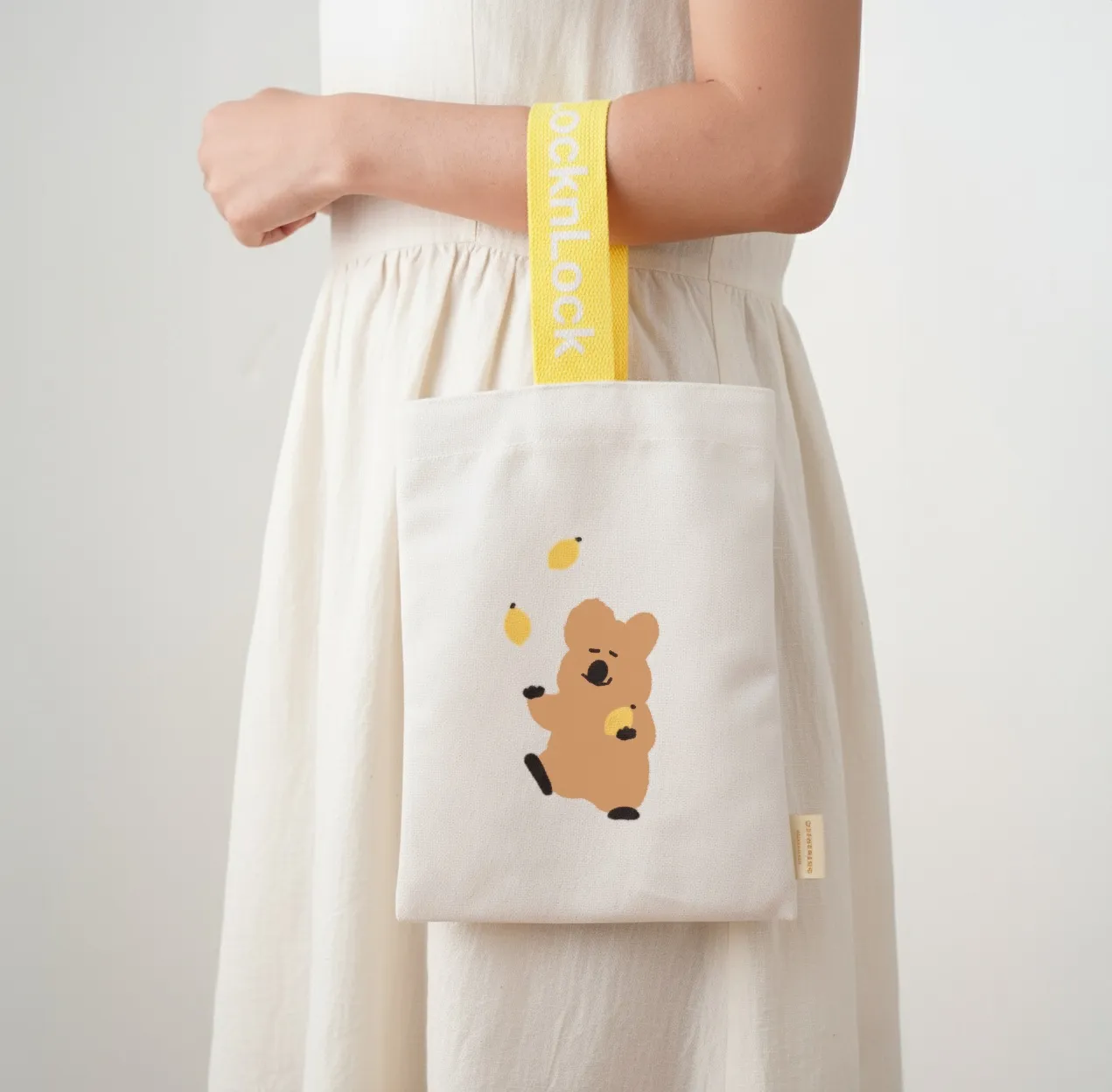 乐扣乐扣DINOTAENG呆萌町「万用提袋」售价349元，共推出蓝、黄两款色系，饮品、手机、雨伞、钱包等随身小物皆可收纳，一袋多用，功能多元；轻巧好提，手拿、挂提皆方便；车缝牢固、耐重实用。LocknLock乐扣乐扣提供