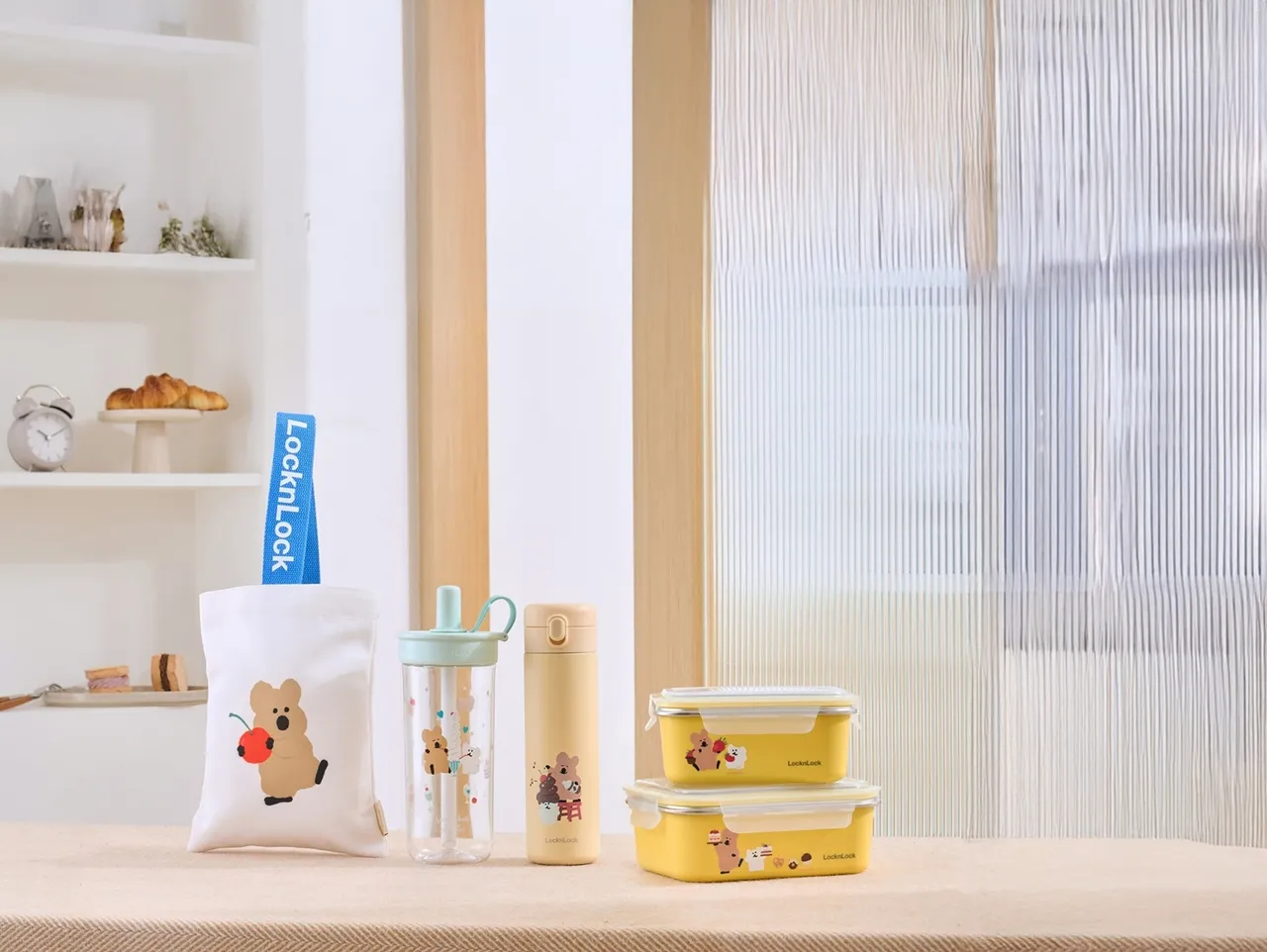 乐扣乐扣 DINOTAENG呆萌町系列商品品项丰富，除手摇饮专用随行杯、耐热玻璃咖啡杯、以及适合秋冬使用保温杯不同机能设计杯款之外，同步推出一盒多用可微波不锈钢隔热便当盒以及万用提袋等随行配件，一次购足多样生活情境及日常所需。LocknLock乐扣乐扣提供