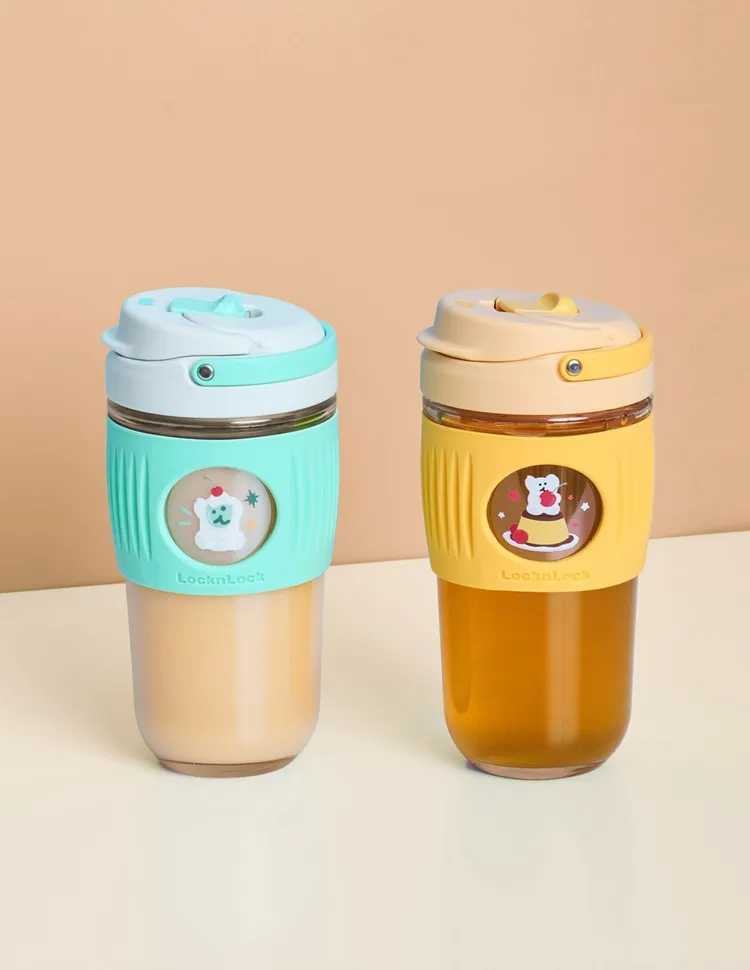 樂扣樂扣DINOTAENG呆萌町「清新手提耐熱玻璃隨行杯」售價599元，共推出綠、黃兩款色系，瓶身採用耐熱玻璃材質，安全穩定，適用各式冷熱飲品；杯身具有矽膠環，不燙手、不手滑；上蓋隱形提把設計，杯身大小適合放入車內置杯架，方便攜帶；安全鎖扣設計，避免誤觸開蓋。LocknLock樂扣樂扣提供