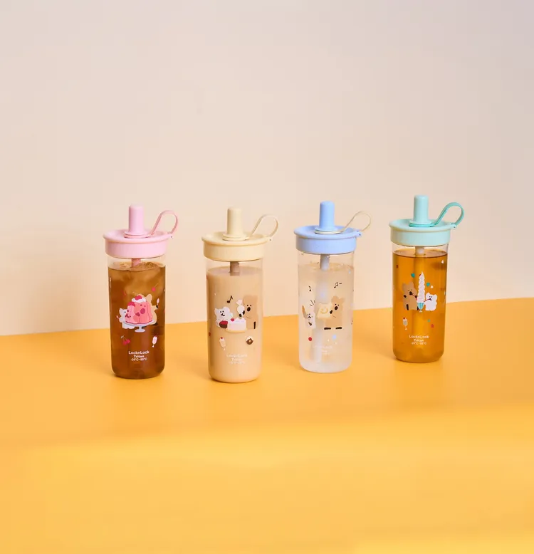 樂扣樂扣DINOTAENG呆萌町「嚼對FUN飲吸管杯」售價889元，共推出藍、綠、粉、黃四款色系，以Tritan材質製成，不含雙酚A安全無毒，不留異味好安心；750ml大容量設計，360°寬口徑搖搖吸管可上下戳動或左右搖擺，珍珠、凍飲都好吸，是外帶手搖飲品最佳選擇。LocknLock樂扣樂扣提供