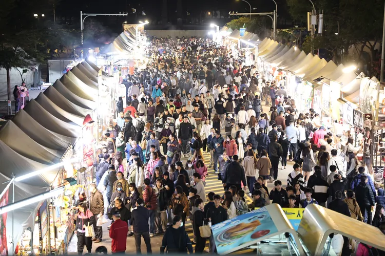 現場美食區人潮爆棚。南市府提供