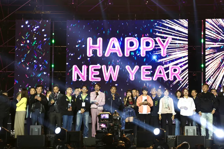 市長黃偉哲與各界貴賓共同倒數跨年。南市府提供