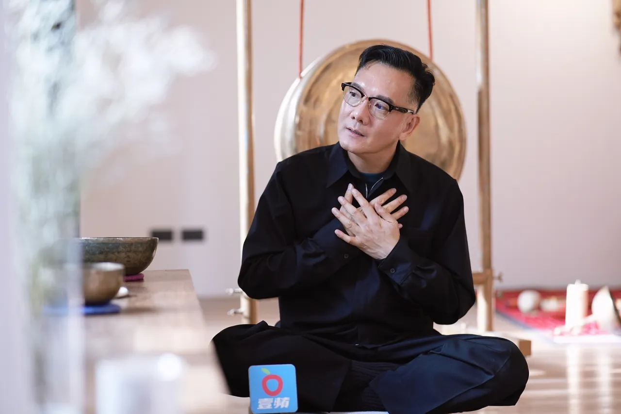 田定丰将颂钵带入日常，想透过新书疗愈世人。彭欣伟摄