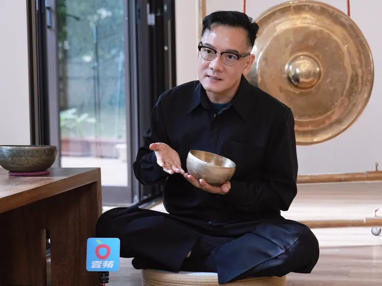 田定豐的新書，不談怪力亂神，用腦波與頻率（科學角度）解釋頌缽如何改善現代人的失眠與焦慮。