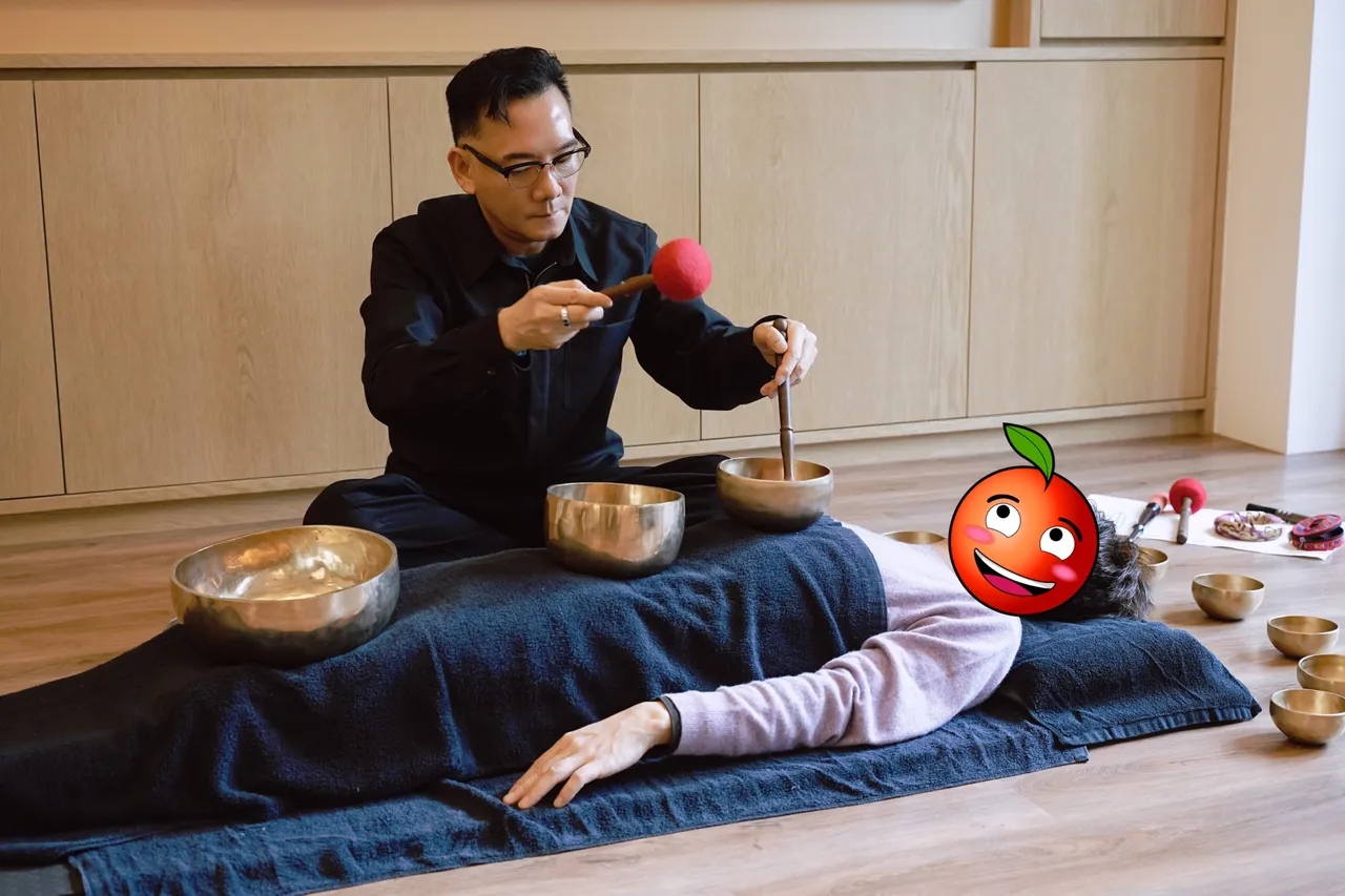 田定丰主张无需仪式一颗铜钵即可，敲一声钵作为「身心吸尘器」，将颂钵带入日常清空情绪的垃圾。彭欣伟摄