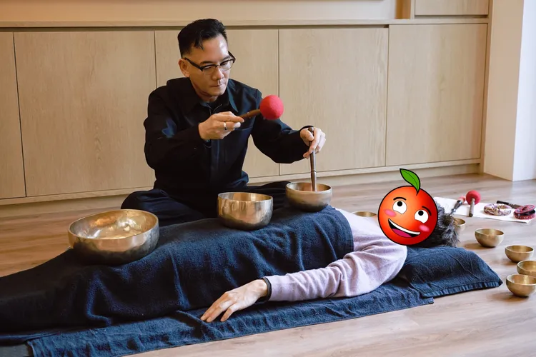 田定豐主張無需儀式一顆銅缽即可，敲一聲缽作為「身心吸塵器」，將頌缽帶入日常清空情緒的垃圾。彭欣偉攝