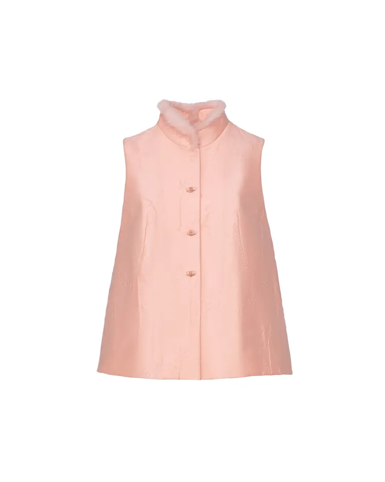 夏姿貂毛立領緹花棉襖背心，3萬5800元。品牌提供