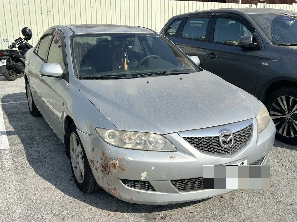 停車場出現「檳榔炸彈」，車輛壓到便爆裂，檳榔汁噴射染上車輛。翻攝畫面