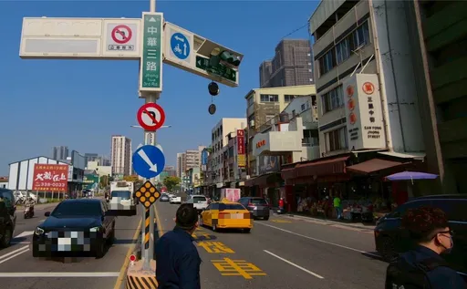 大貨車載運超高！高雄市區紅綠燈遭擊落　警依法告發