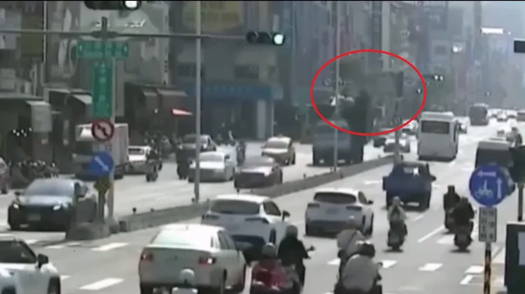 高雄市三民區中華三路與建國三路路口紅綠燈遭大貨車撞壞。翻攝畫面