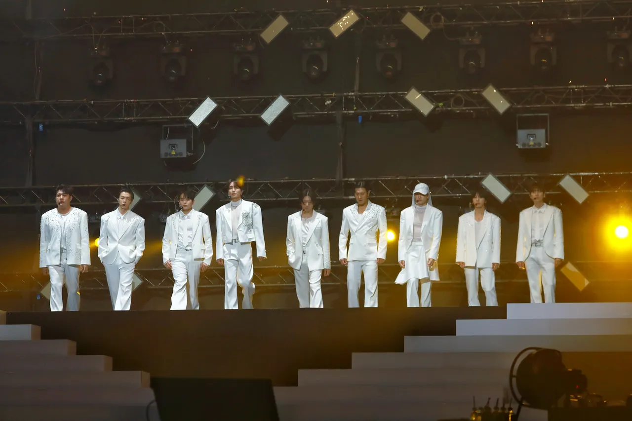 高雄場終於等到希澈（中），神童（左起）、東海、厲旭、利特、始源、銀赫、藝聲、圭賢完整體登台。讀者提供