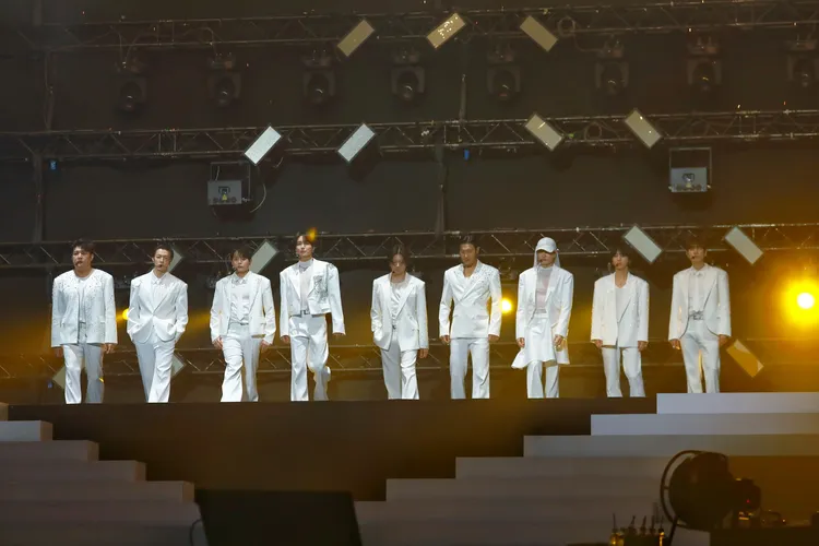 高雄場終於等到希澈（中），神童（左起）、東海、厲旭、利特、始源、銀赫、藝聲、圭賢完整體登台。讀者提供