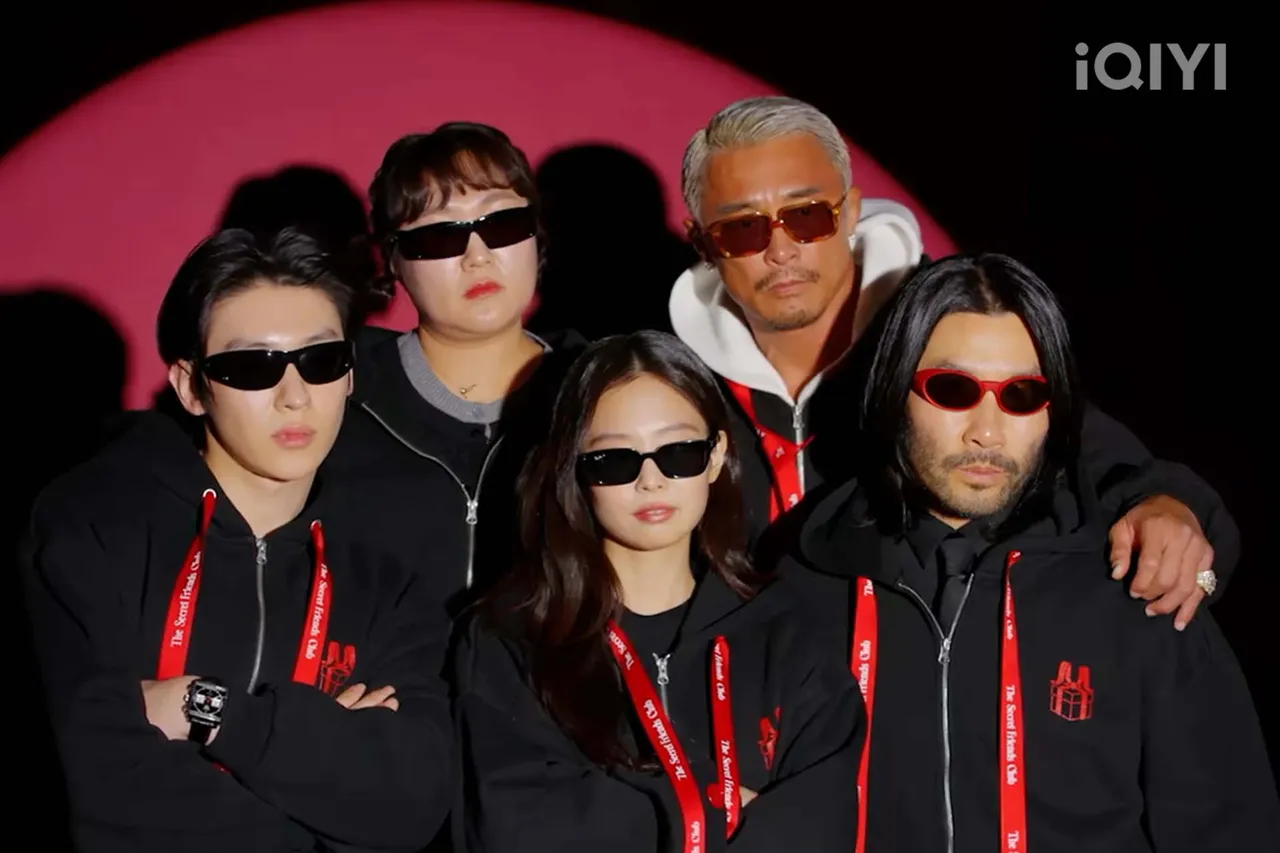 DEX（前排左起）、Jennie等人合作《秘密好友俱樂部》。愛奇藝國際站提供