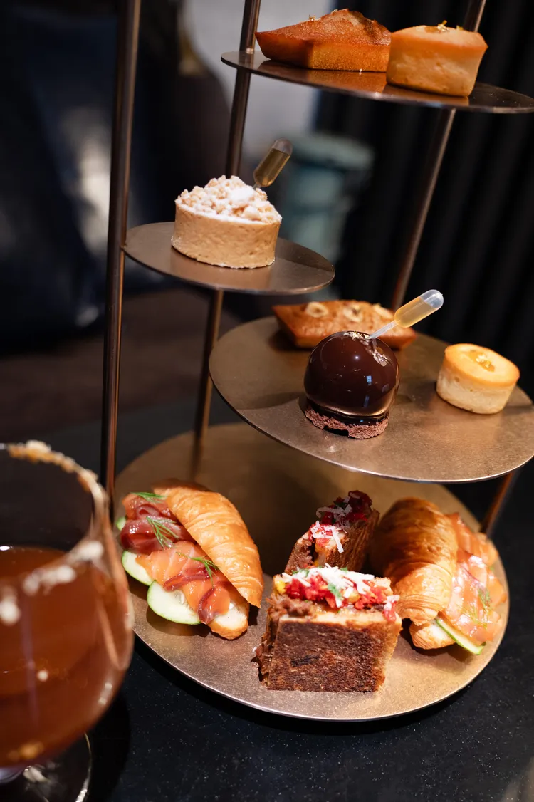 雙人下午茶以多樣口感展現烈酒風味，搭配調酒一同享用，形塑專屬於「大人系」的午後饗宴。台北慕軒飯店，臻品之選提供