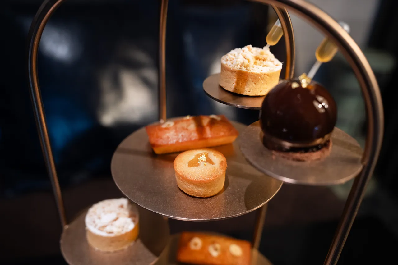 甜、鹹點均以干邑入饌為題，部分甜點更可透過淋上酒糖液，完整展現酒香、果乾與可可層次。 台北慕軒飯店，臻品之選提供