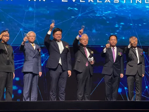 金寶尾牙｜龍蝦鮑魚佳餚上桌！總抽獎金額破千萬　許勝雄獻唱嗨翻全場