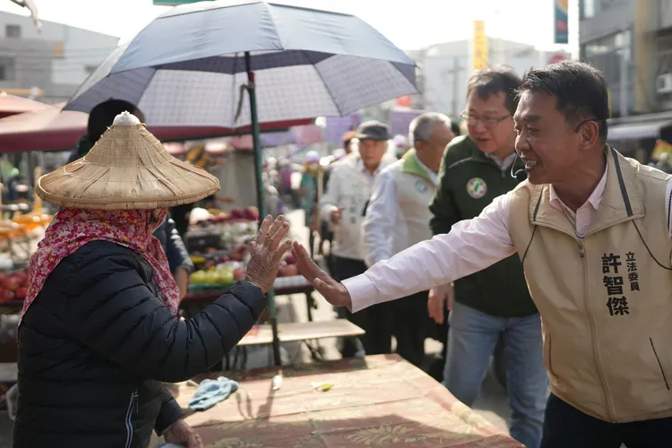 許智傑11日前往大岡山地區展開衝刺行程。翻攝畫面