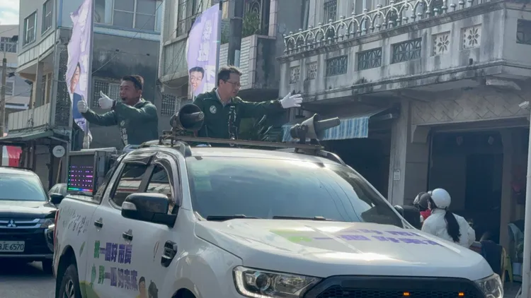 許智傑11日前往大岡山地區展開衝刺行程。翻攝畫面