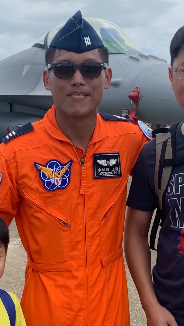 2023年群友與飛官辛柏毅在清泉崗拍攝。群友@小陳故事多提供