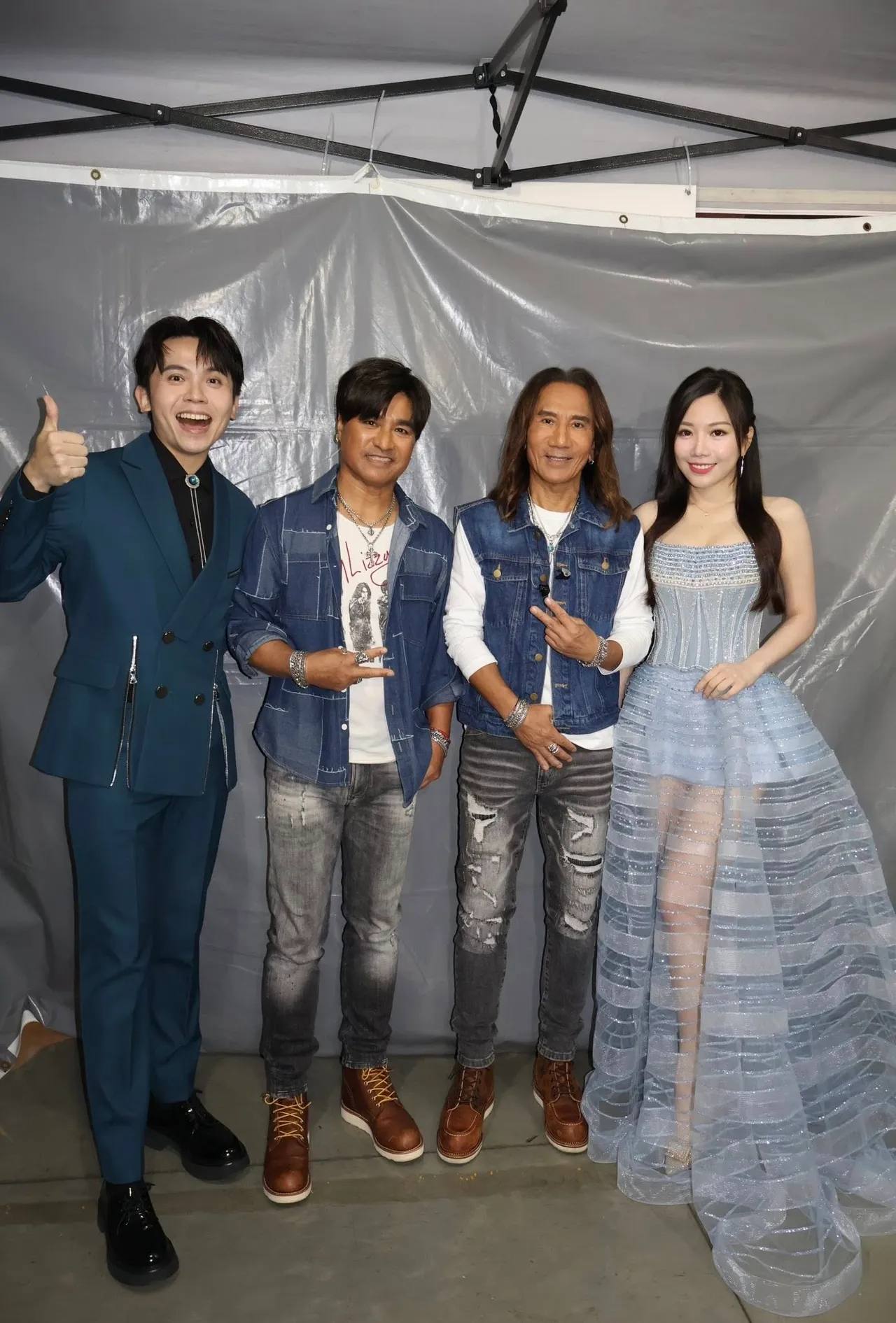 連續三年擔綱華碩年末盛典主持人的蔡尚樺，與搭檔黃豪平及表演嘉賓動力火車合影。翻攝蔡尚樺臉書