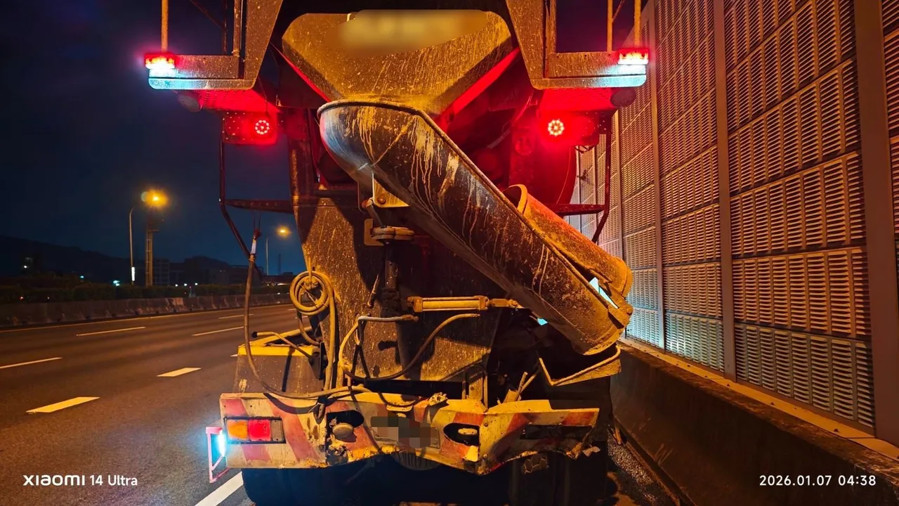 小客车追撞大型水泥预拌车，女驾驶伤重不治。翻摄画面