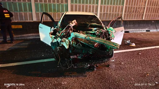 国道1号鼎金系统路段自小客车追撞大货车　女驾驶伤重不治