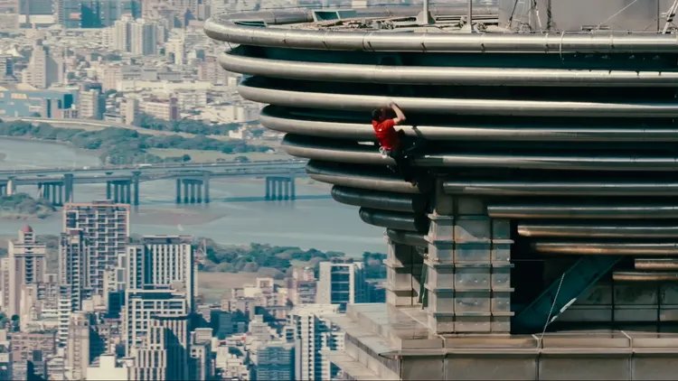 霍諾德爬上台北101大樓天線塔。Netflix提供